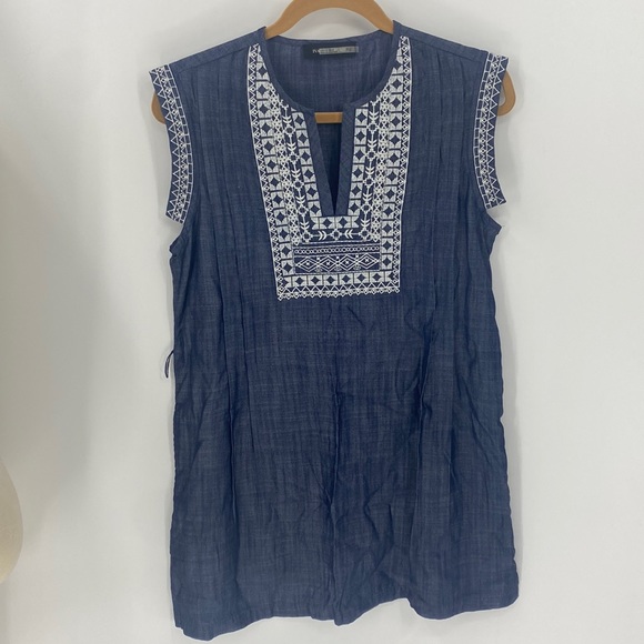 Ivanka Trump Dresses & Skirts - Ivanka Trump chambray shift dress size S embroidered slight v neck classic